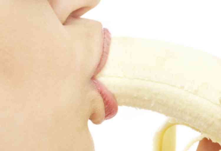 バナナを食べる女